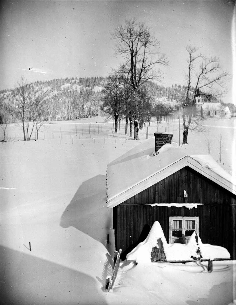 Hurum kirke i bakgrunnen. fotografert ant. fra prestegården. Vinterbilde. Fotografens svoger var sokneprest i Hurum 1897-1904. 
Fra malerinne Juliane Fredrikke Langbergs (1856-1930) samling, tatt ca.1895-1910 med motivkrets slekt og venner samt steder tilknyttet samvær med disse.