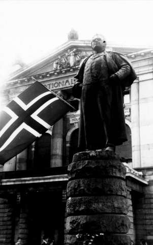 Fra Oslo under fredsdagene i 1945. Statue av Bjørnstjerne Bjørnson på sokkel utenfor Nationaltheatret. 