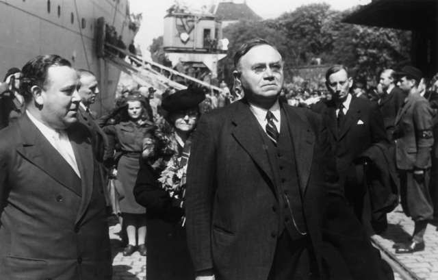 Fra Oslo under fredsdagene i 1945. Her ser vi statsminister Johan Nygaardsvold og hans kone, og utenriksminister Trygve Lie. I bakgrunnen forsvarsminister Oscar Torp.
Skipet Andes anløper Oslo Havn den 31.mai, med  ca. 700 eksilnordmenn fra regjering og administrasjon..