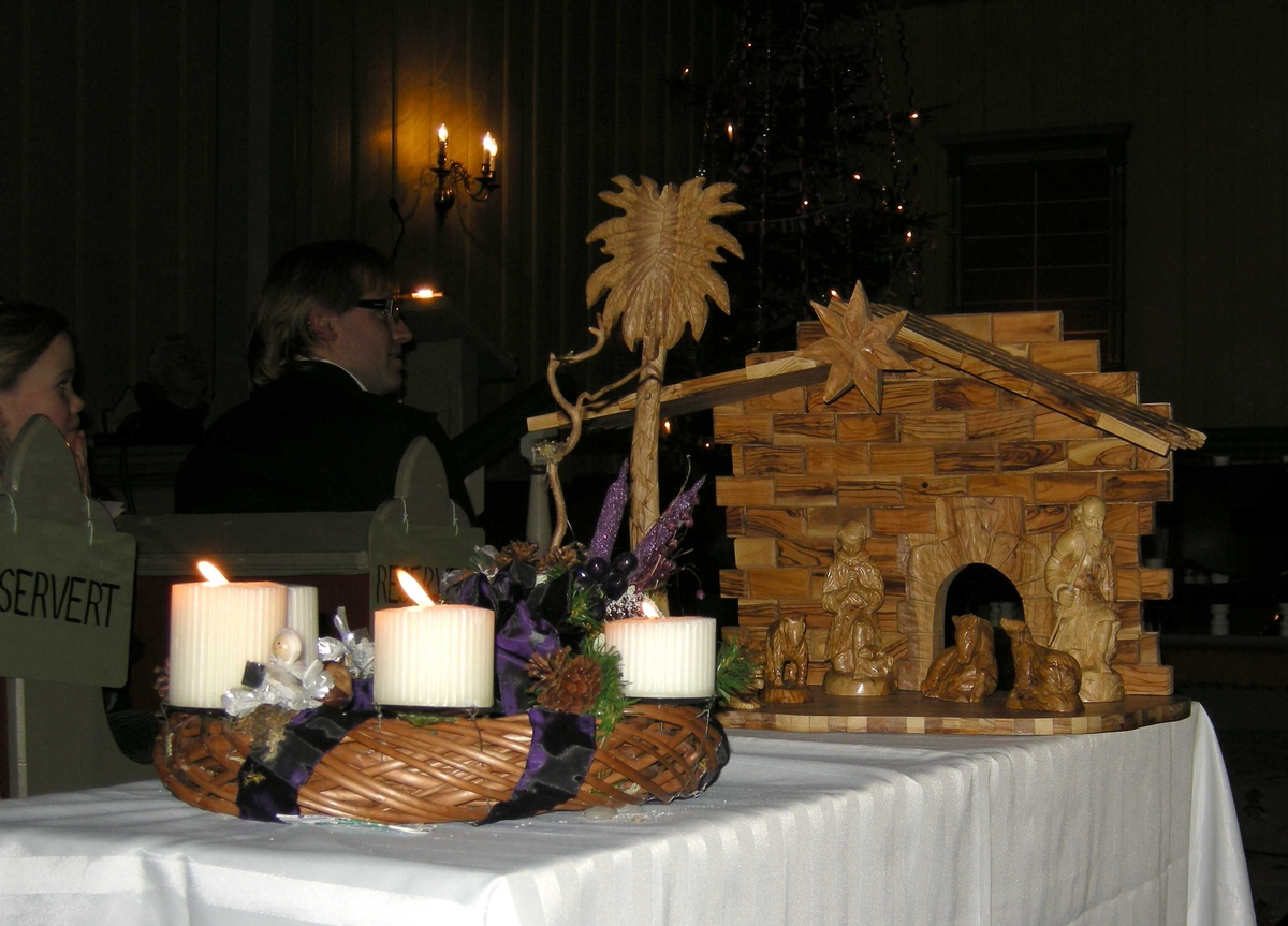 Adventssamling og julekonsert i Birkenes kirke, Aust-Agder, 16.12.2007. Adventskrans og julekrybbe.
