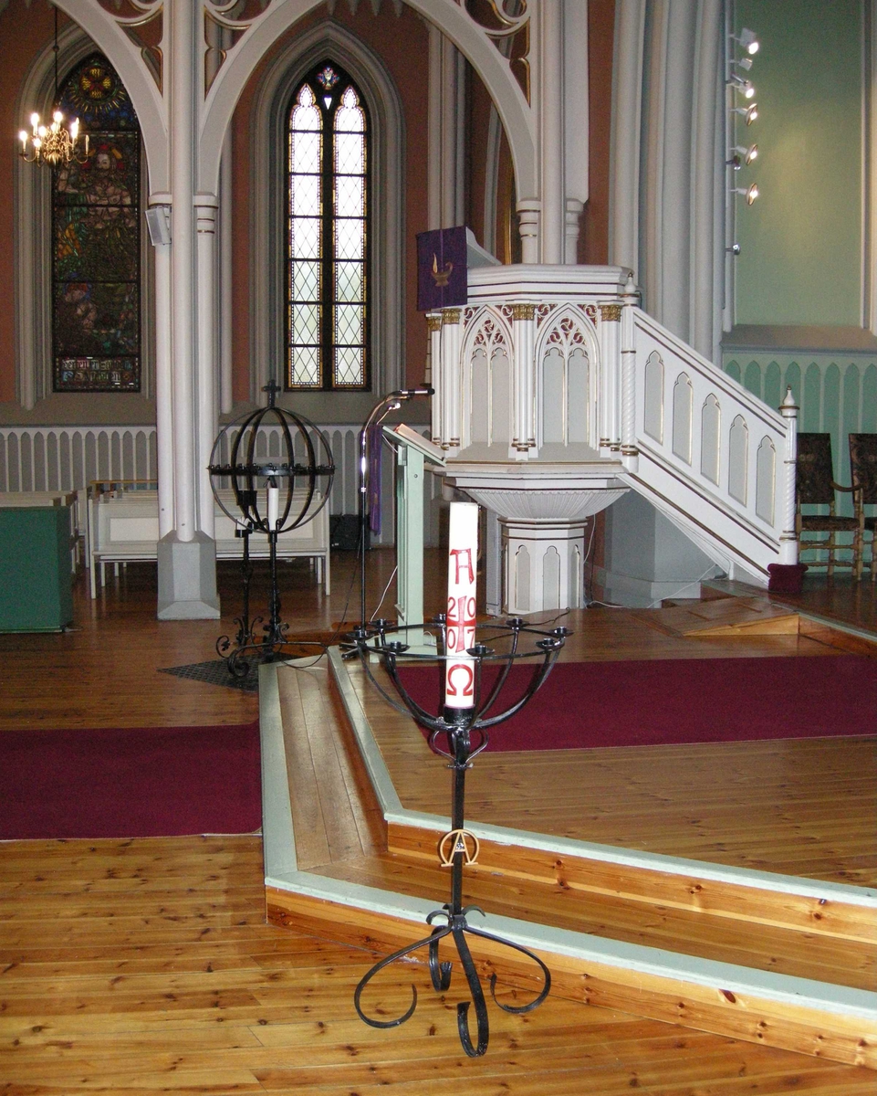 Første søndag i advent, åpning av kirkeåret. Sarpsborg kirke, Østfold, 02.12.2007. Lysglober og prekestol ved koret i kirken.