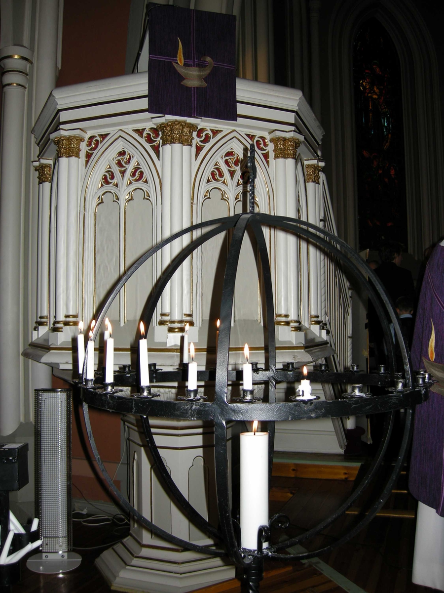 Første søndag i advent, åpning av kirkeåret. Sarpsborg kirke, Østfold, 02.12.2007. Tente bønnelys i lysglobe. Prekestol med lilla klede.