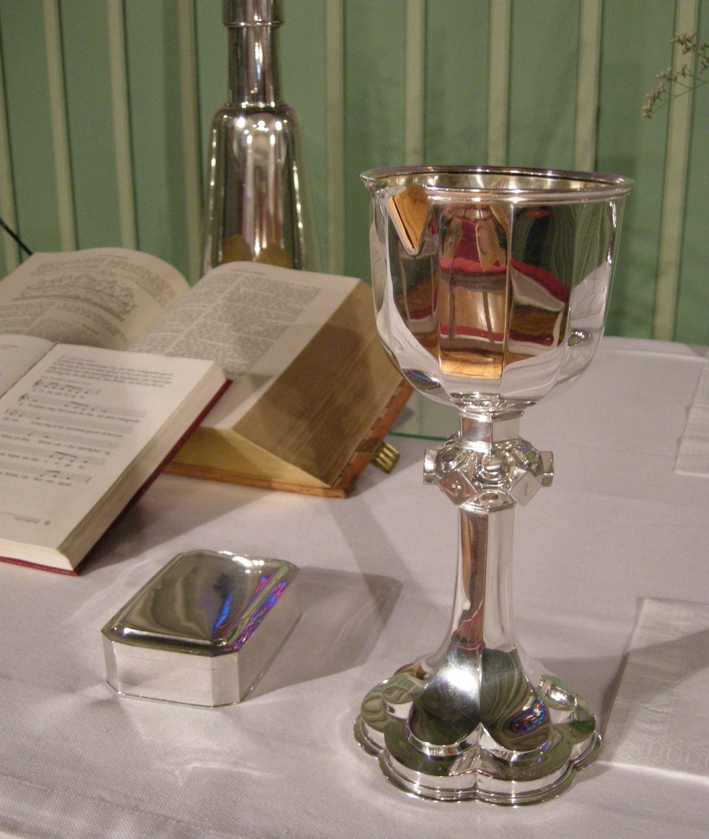 Første søndag i advent, åpning av kirkeåret. Sarpsborg kirke, Østfold, 02.12.2007. Alter med alterkalk og disk, bibel og salmebok.