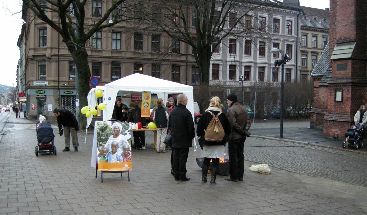 Paulus kirke i Oslo, 2. søndag i advent, 09.12.2007. Konfirmanter samler inn penger til SOS Barnebyer ved utsiden av kirken.