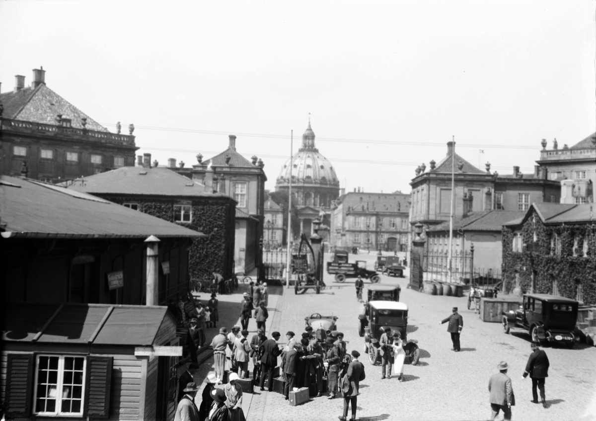 Bylivet ved Frederiksgade og Larsens Plads med Marmorkirken i bakgrunn i København, Danmark. Mange studenter står og på gaten.