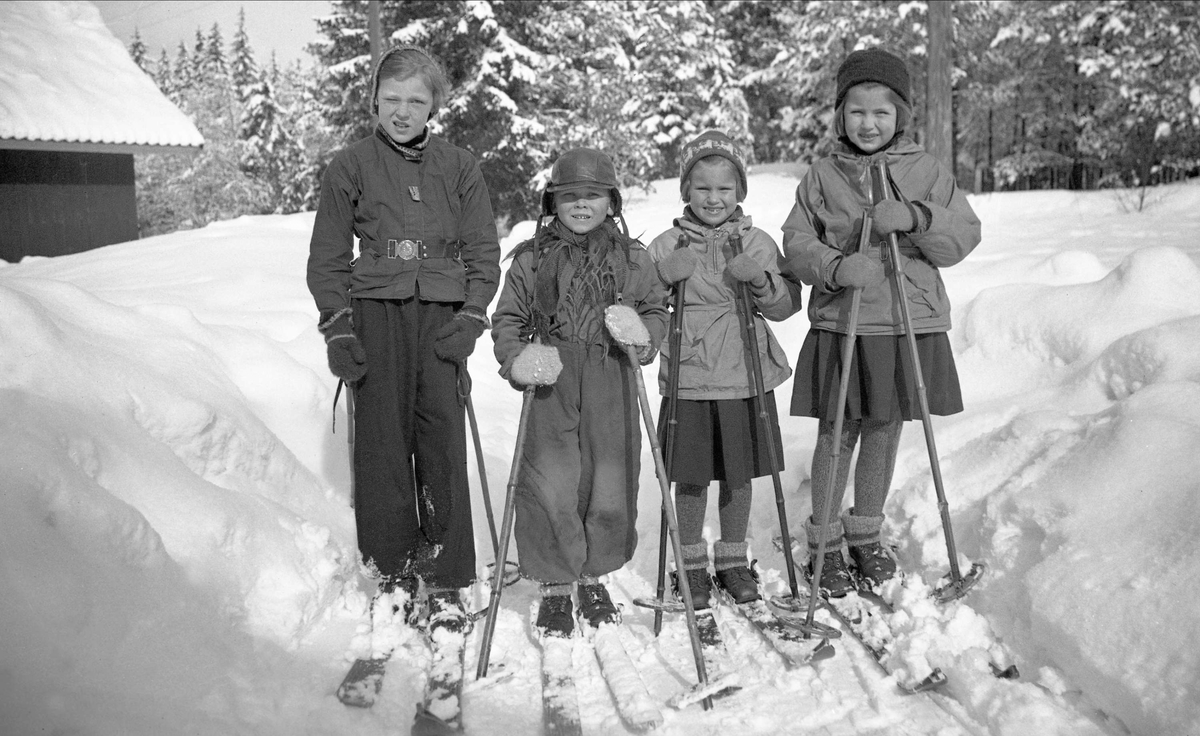 Tussen og Jomann Austen og søstrene Siri og Guri Arentz kledd for en skitur.