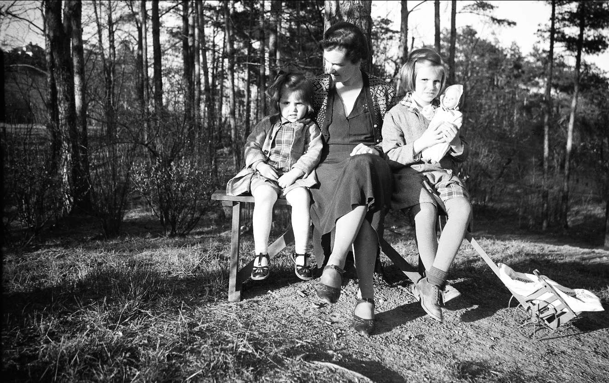 Dordi Arentz med sine to eldste døtre, Kari og Siri, i skogen på Bygdøy 1939. Kari har med dukke og dukkevogn.