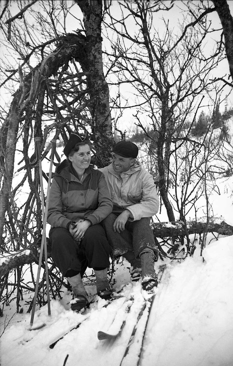 Dordi og Fritjof Arentz tar en hvilepause på ski i Eggedal påsken 1940.