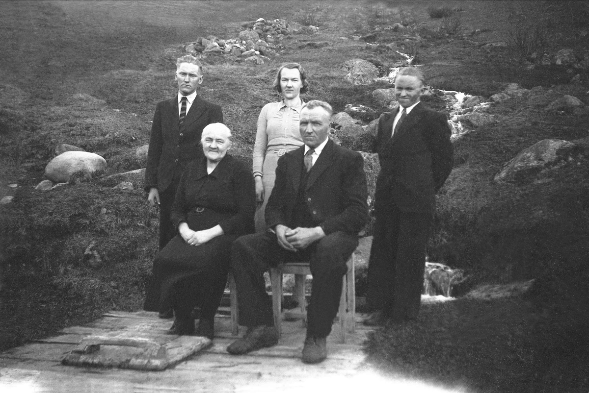 Familien Åsland fotografert i 1943.  Fra høyre Reier,Torger, Gunhild, Berit og Lars.  Torger og Berit var forpaktere på Ligardshaug.