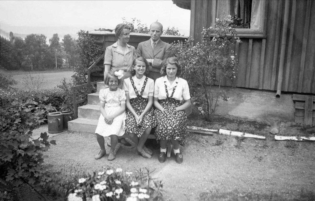 Fritjof og Dordi Arentz sammen med døtrene Guri, Siri og Kari i hagen på Bygdøy 14. juni 1944.