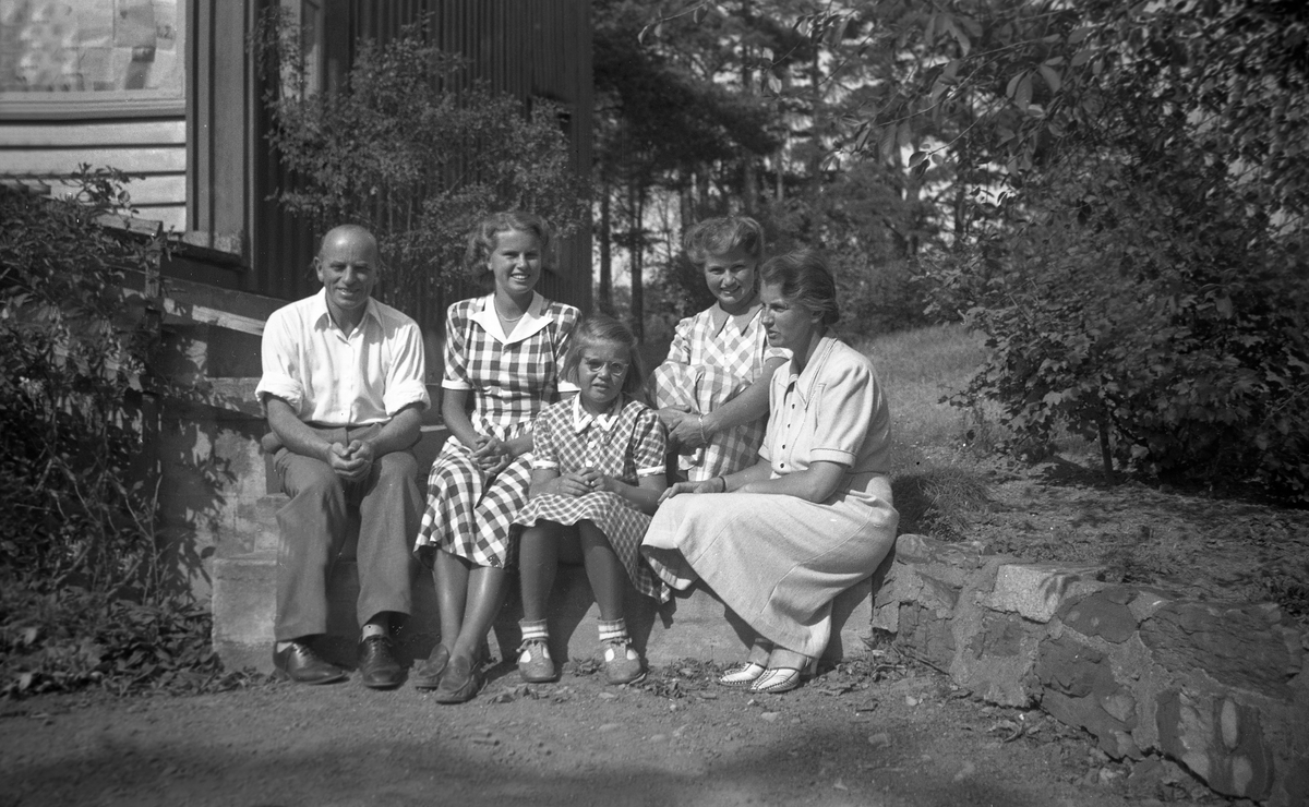 Søstrene Kari, Siri og Guri ved siden av hverandre med foreldrene Dordi og Fritjof Arentz på hver side. Fotografert 14. juni 1947.