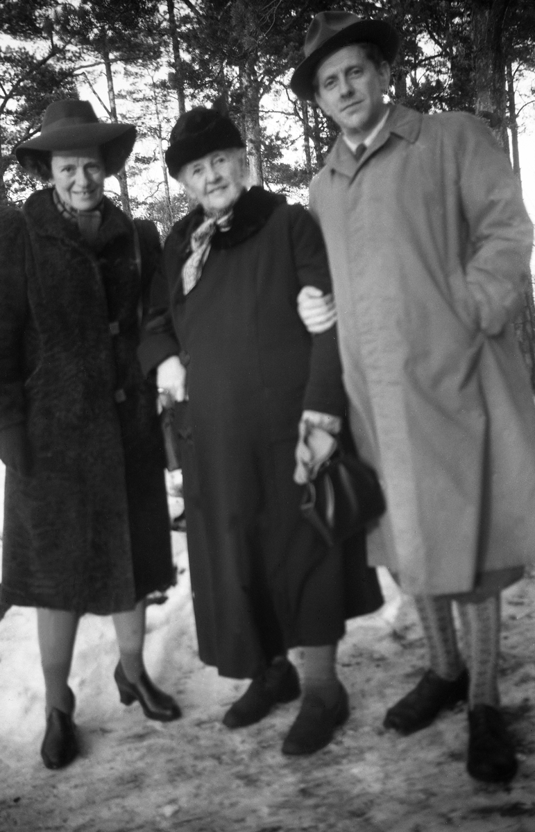 To eldre damer, Gunhild og Dagny, sammen med Per Johnson. Fotografert 1947.