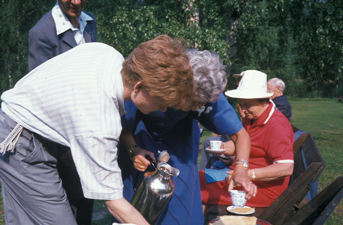Serie fotografier fra en pensjonistutflukt, Den Norske Husflidsforening, 1982.