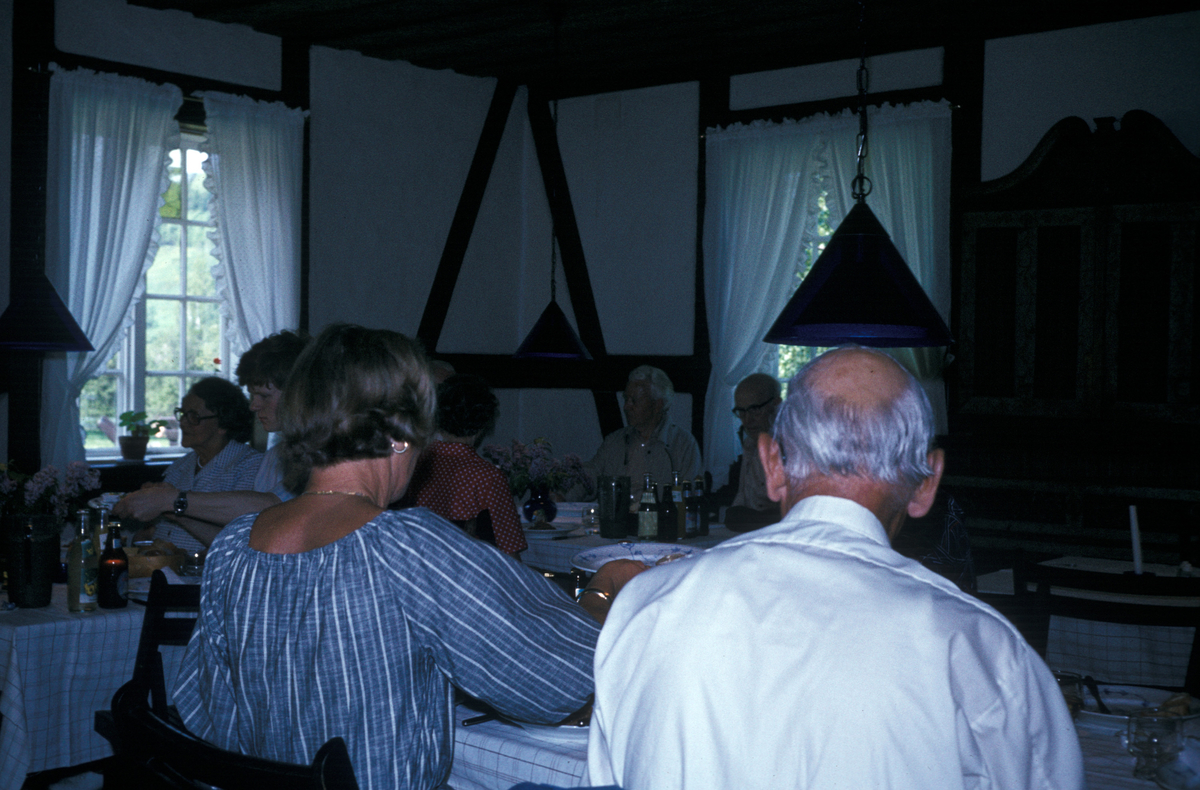 Serie fotografier fra en pensjonistutflukt, Den Norske Husflidsforening, 1982.