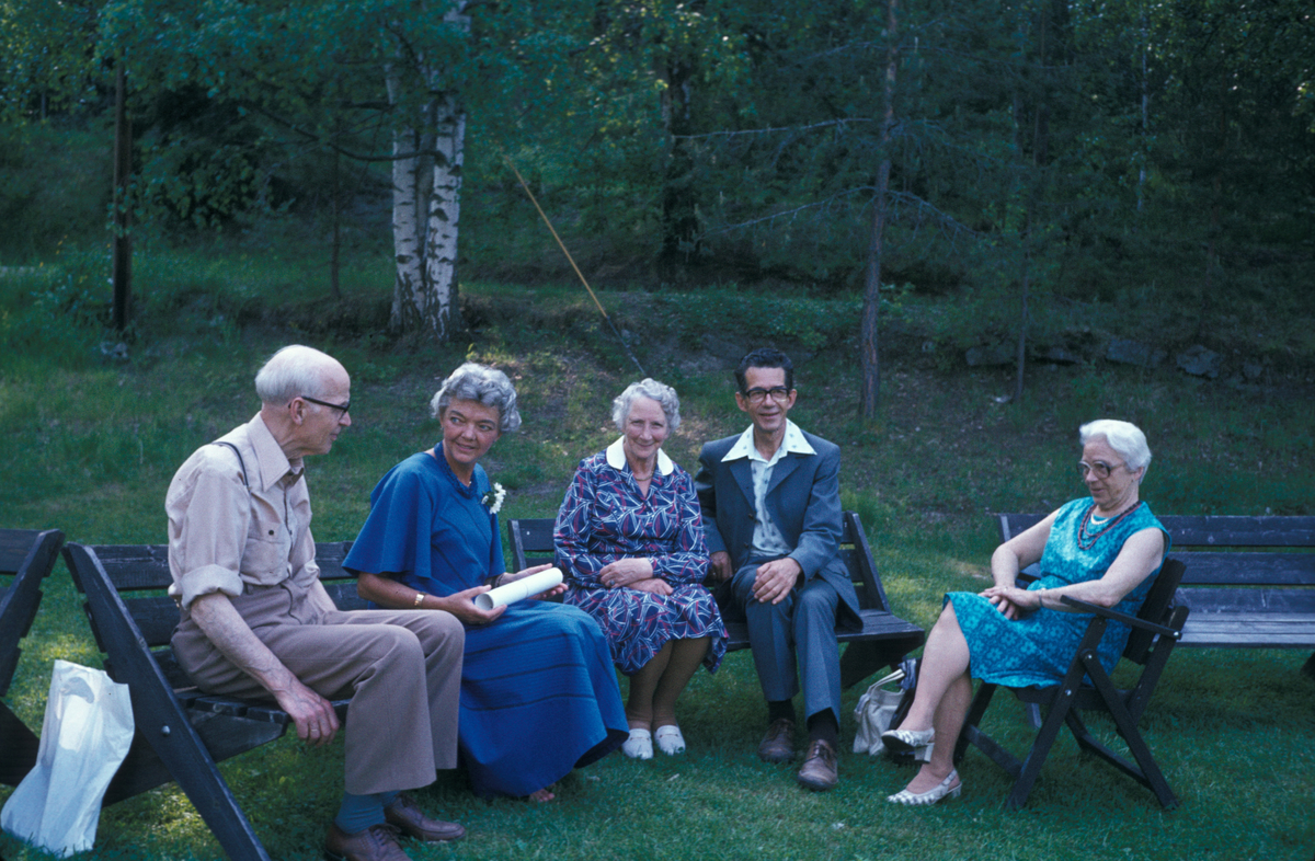 Serie fotografier fra en pensjonistutflukt, Den Norske Husflidsforening, 1982.