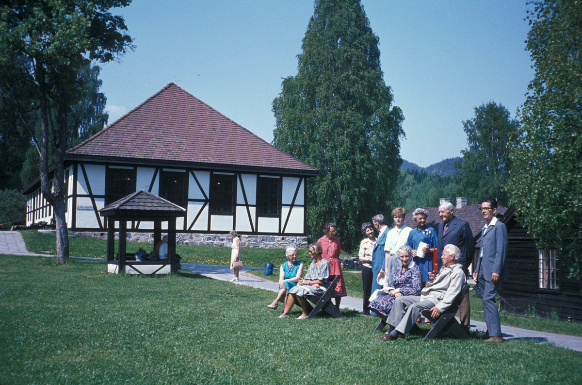 Serie fotografier fra en pensjonistutflukt, Den Norske Husflidsforening, 1982.
