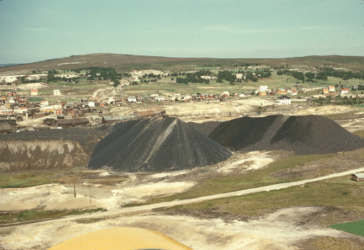 Flyfoto. Oversiktsbilde - Røros med Slagghaugene.