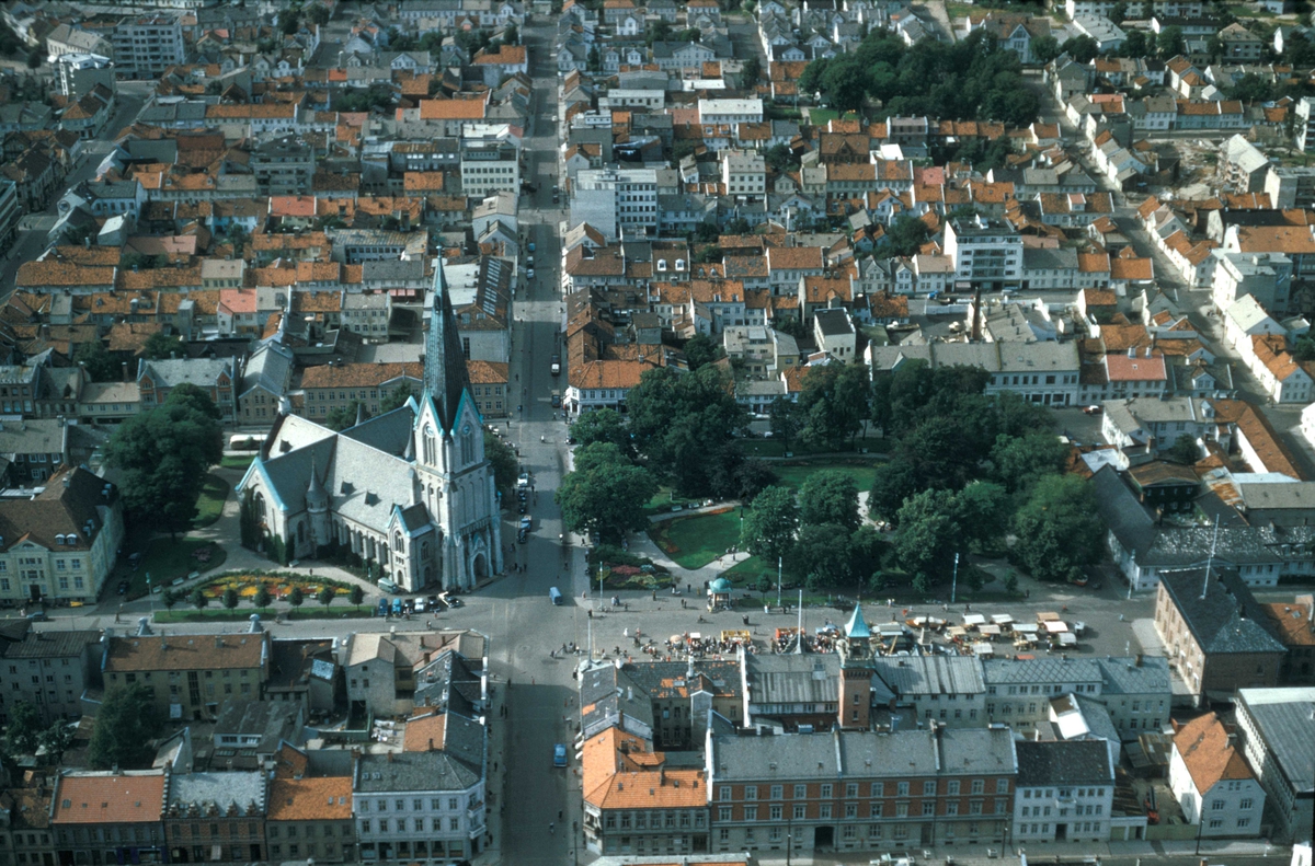 Flyfoto over Kristiansand med kirken.