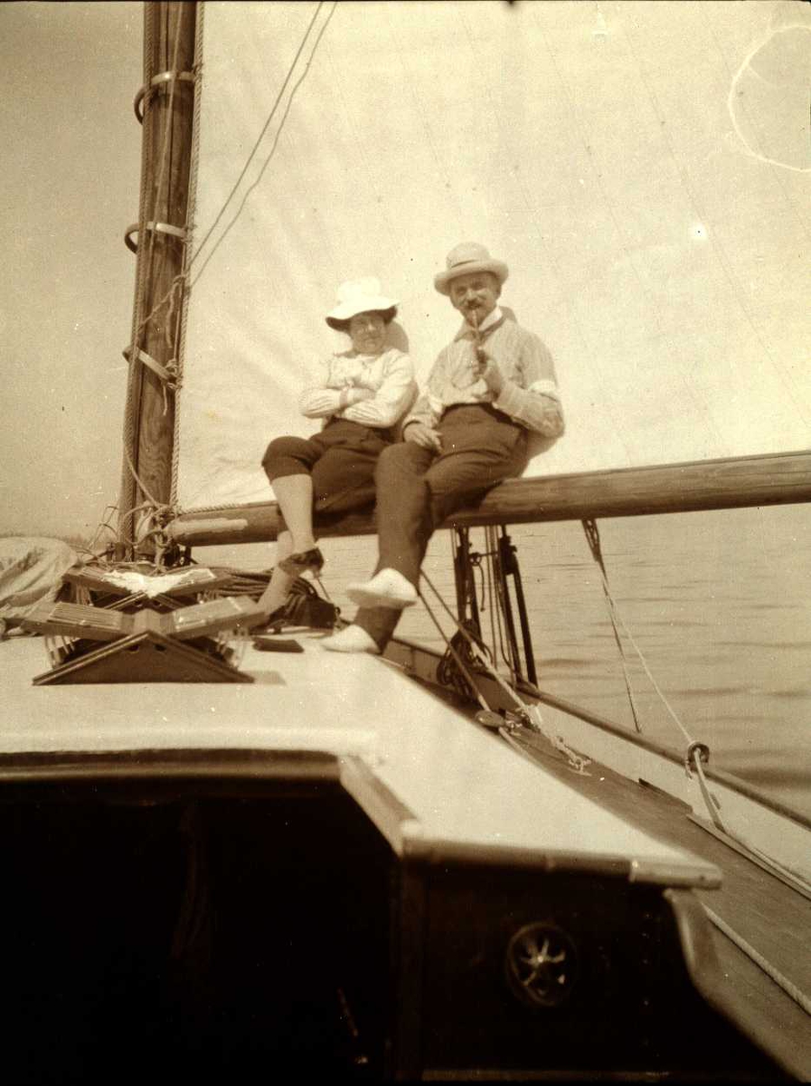 Hans Aall og Fru Schram på båttur, 1912.