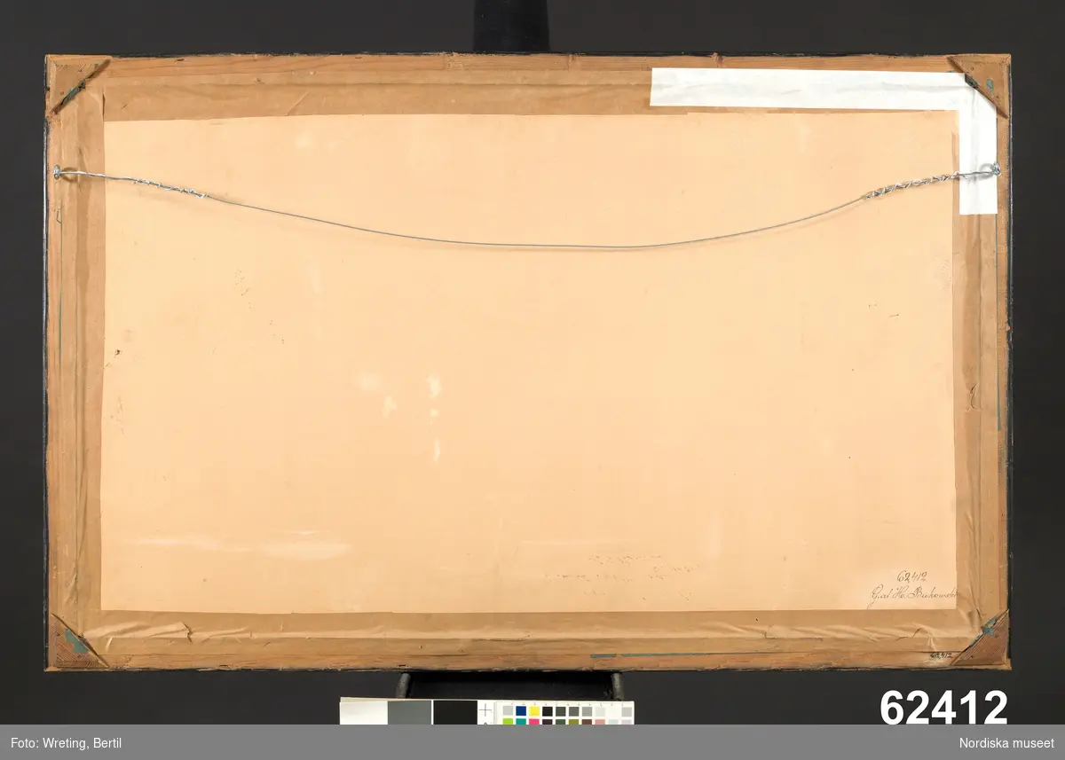 USS Onondaga i hög sjö. En officer oc h två sjömän hissar fyra signalflaggor.