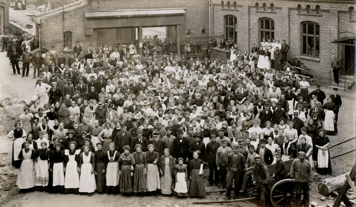 Personalalbum fra Christiania Seildugsfabrik, påbegynt i 1956. Arbeidere og funksjonærer på gårdsplassen i 1878.