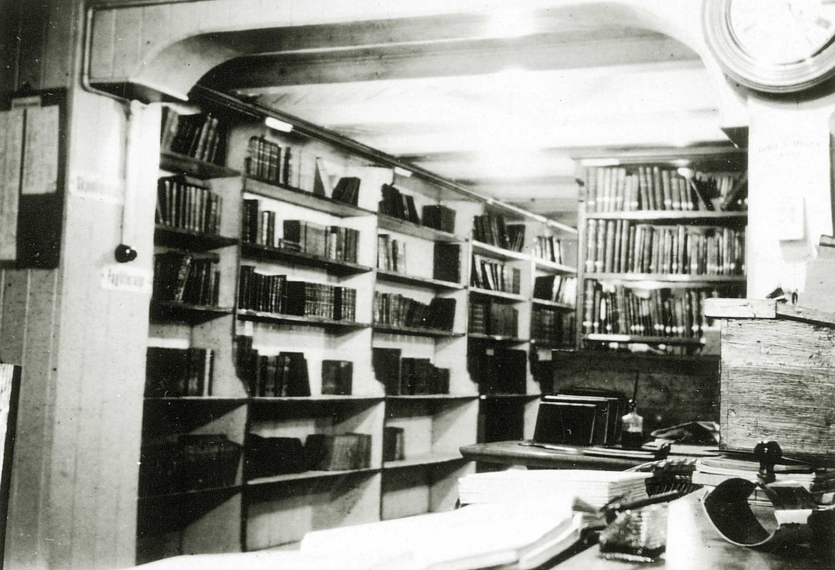 Interiør fra Arendal offentlige bilbliotek, Arendal, Aust-Agder, ca.1920. Fra Hjørdis Fouglis ungdomsår da hun bodde i Arendal og var en flittig bruker av byens biblioteket.