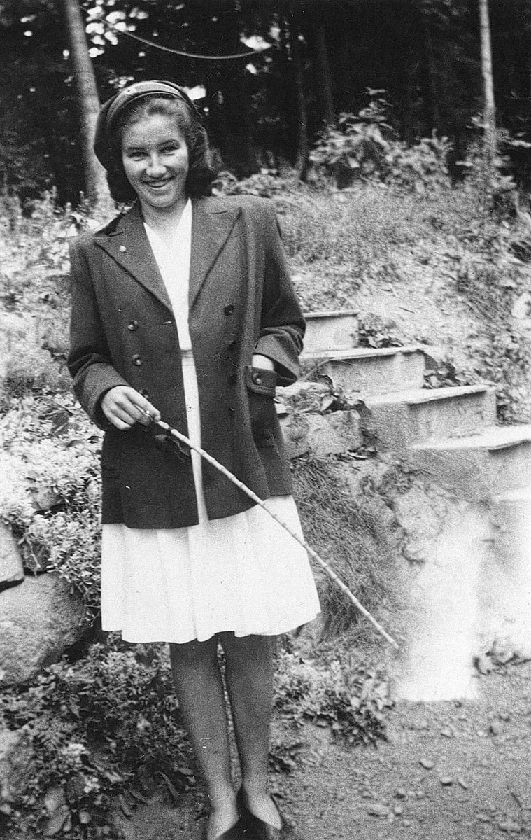 Inger Fougli som russ, Jar, Bærum, Akershus, våren 1947.