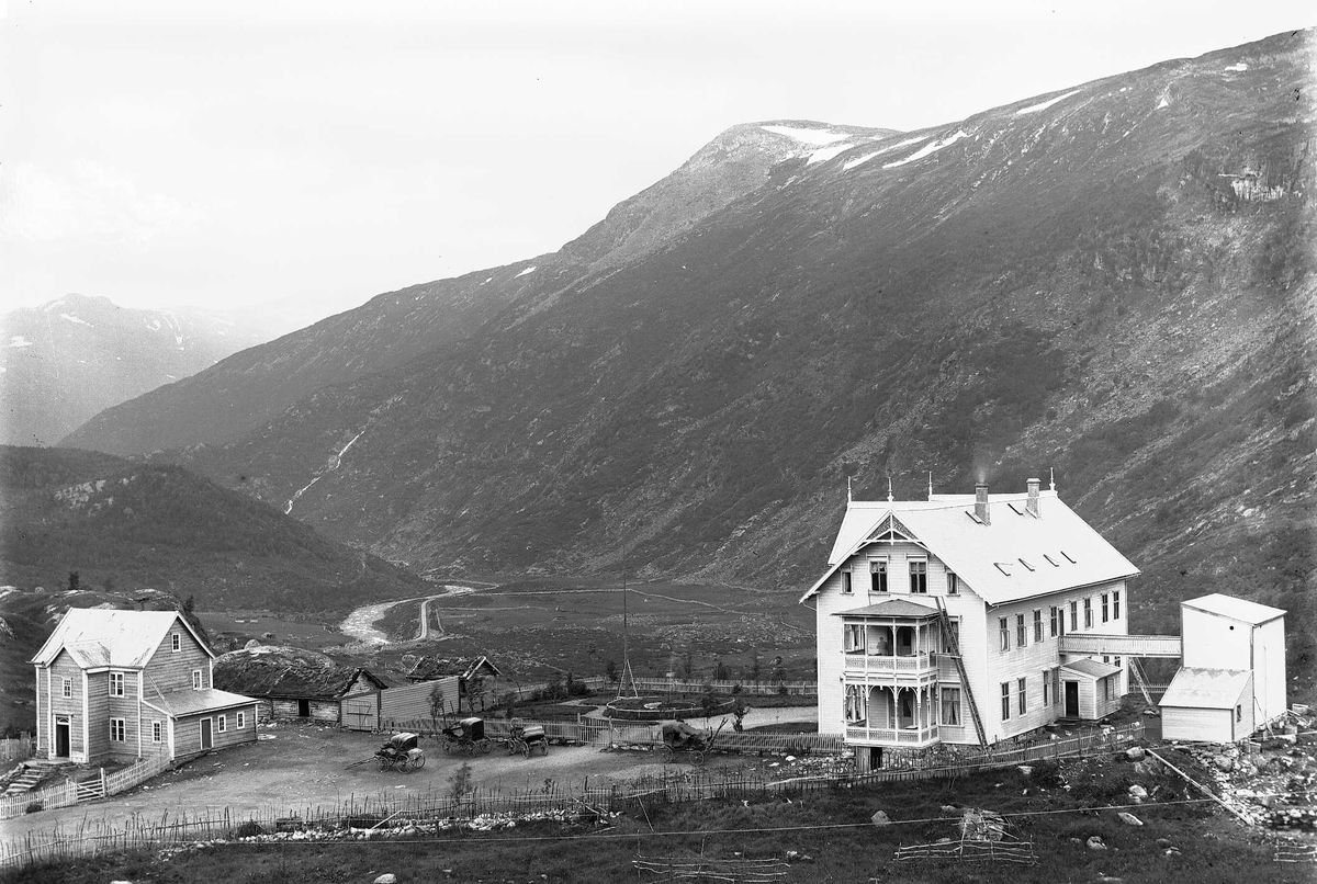 Maristova i Lærdal i Sogn og Fjordane, antakelig. Skyss-stasjon i fjell og dal landskap med bebyggelse.