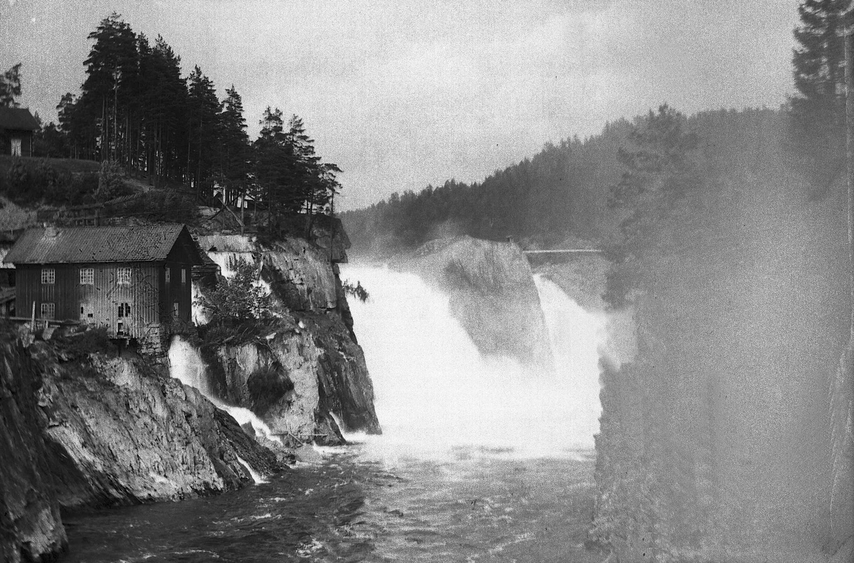 Landskap med foss og vannmølle. Tinnfossen i Tinnåa i Notodden Kommune i Telemark