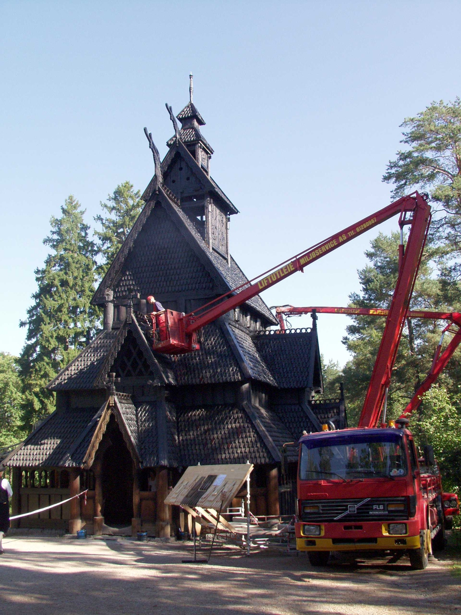 Stavkirke fra Gol i Hallingdal. Bygning nummer 181 i Oscar IIs samlinger på Norsk Folkemuseum.
Tjærebreing august 2002. En stor lastebil med lift står ved kirken.