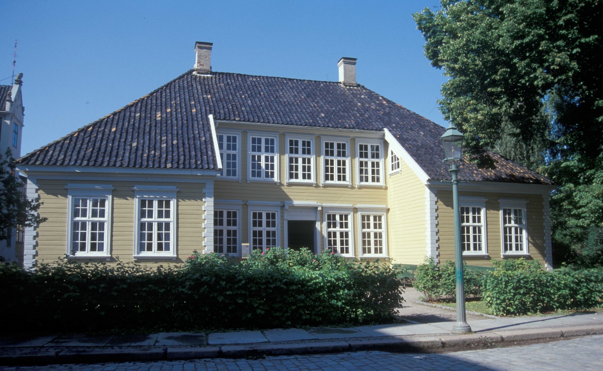 Chrystie gården fra Brevik 1761.
Nå på Norsk Folkemuseum, bygning nummer 227 i Gamlebyen.