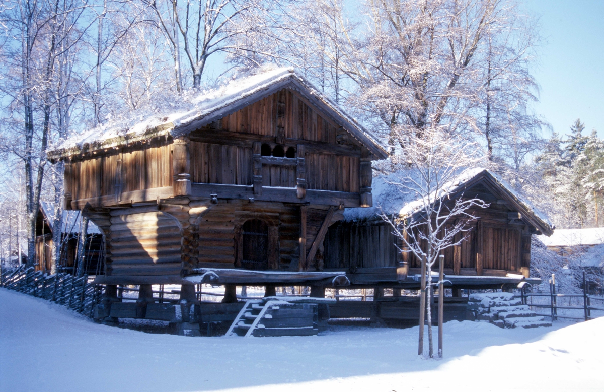 Telemarkstunet på Norsk Folkemuseum. Loft fra Søndre Tveito i Hovin, ca 1300, bygning nummer 133, og bur fra Nedre Nisi, Gransherad, 1797 bygning nummer 134. Vinter og snø.