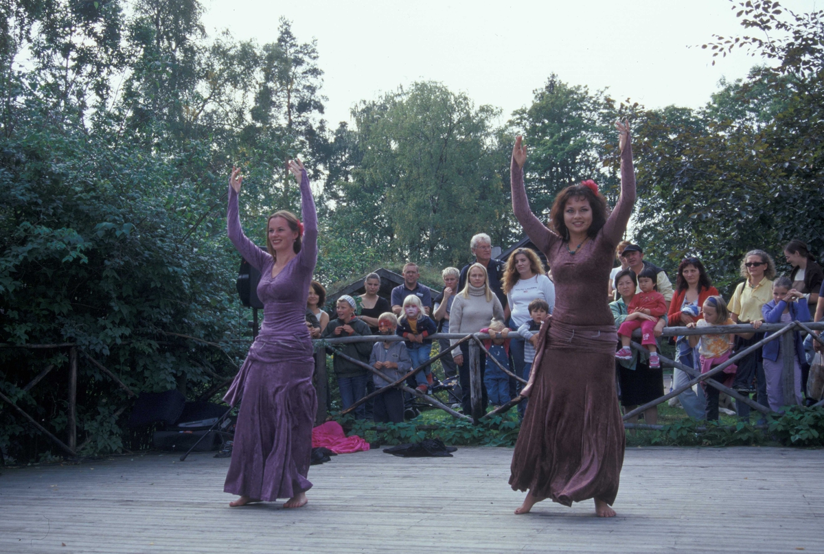 Matdagen 2002 på Norsk Folkemuseum
Magedans ved Torgkafeen 