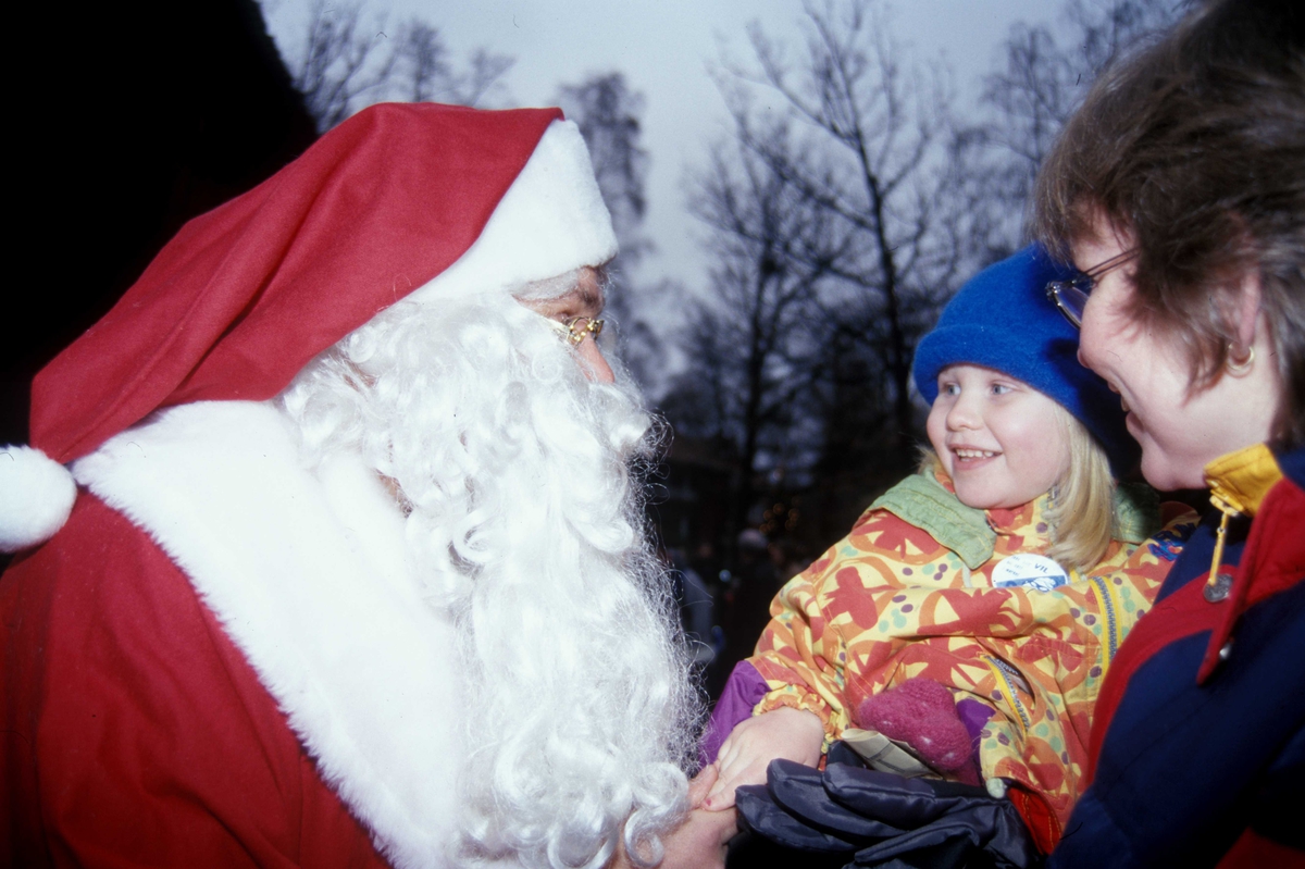 Julemarked 2002.
Juleissen hilser på publikum.