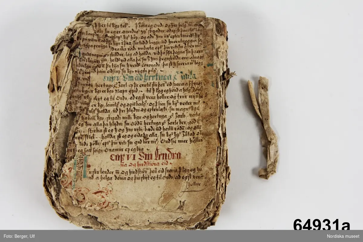 Huvudliggaren:
"Handskrift fr. Island.
a) Den gamla Jonboken (lagbok), afskrifven i Pikk(u)aboe [se huvudliggaren] 1622, uppgift af R.A [Rolf Arpi]; med målade initialer m.m.. Ej inb. Kvarto (storlek) Innehåller 130 blad.  Mycket söndrig, början och slutet saknas.
b) samma bok, afskrift, inb. i skinnklädda pärmar; kvarto [storlek], Innehåller 222 blad, hvaraf 4 blanka. Några blad söndriga och lagade i kanten. 
c) Eyrbyggia redur Förnesinga Saga, inb. i rödaktigt pergament; folio. innehåller 114 blad, hvaraf 2 blanka. Slutet saknas.
Ink. af prästen Helgi Sugurdsson i Akranes, Island, jämte 64.928-65.103 [...] ank. 27/1 1888. Bil. 34.1889."