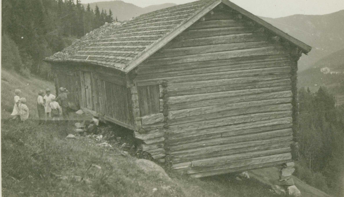 Låve, Omdal, Nore og Uvdal,  Buskerud. Gruppe barn står utenfor låven.