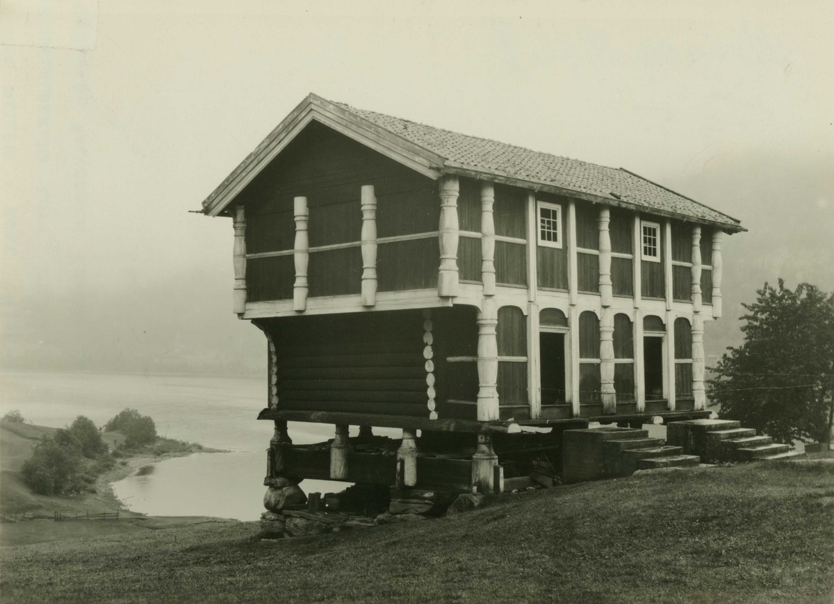 Loft fra middelaldren, Mellom Kravik, Nore og Uvdal, Buskerud.
Ombygget av Herbrand Halvorsen Kravik ca. 1810.