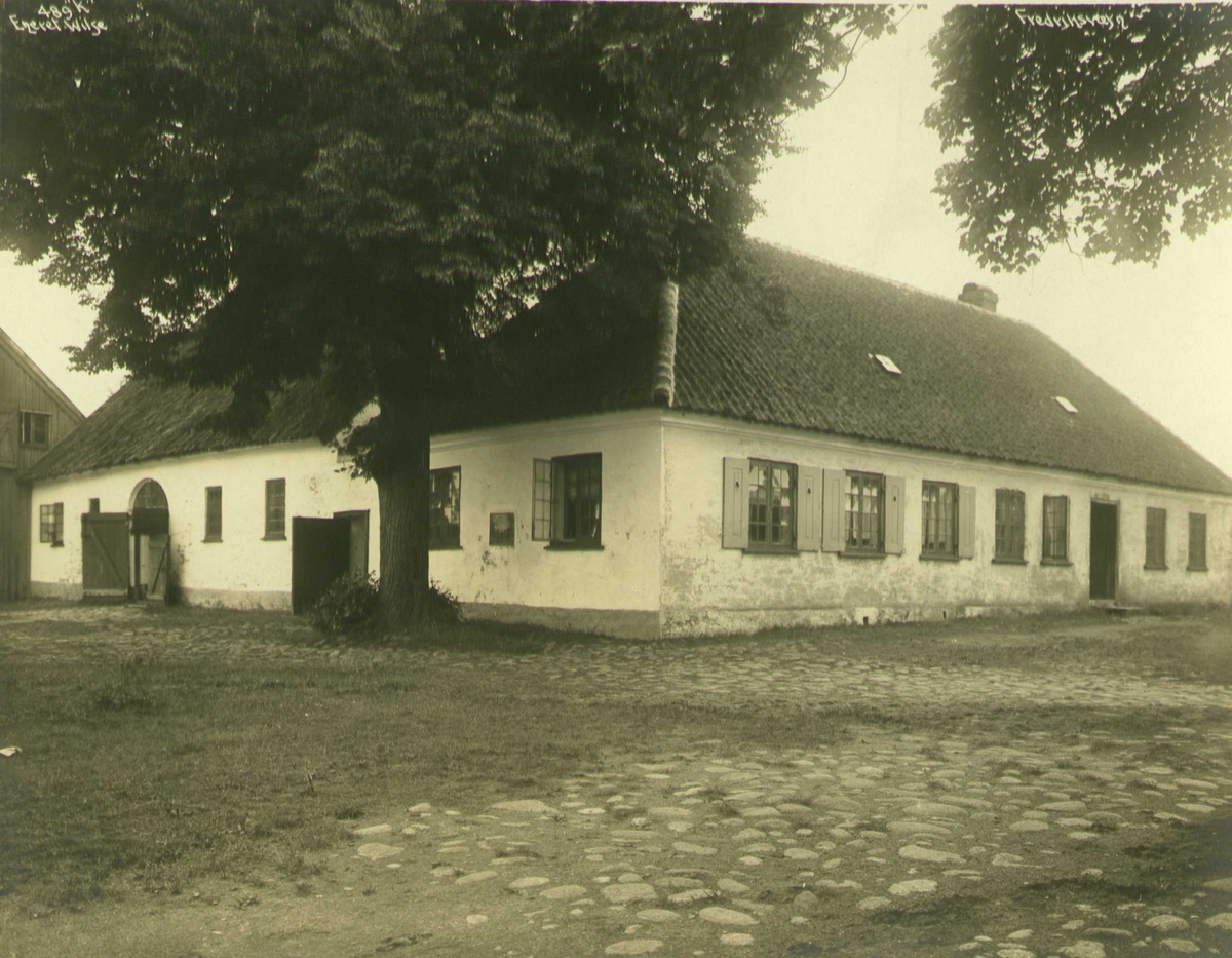 Den gamle smia, senere brukt som kontorer. Frederiksvern, Stavern, Larvik, Vestfold.