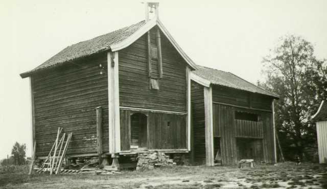 Loft og bur, Vestre Eid, Våler, Hedmark. Fotografert 1935.