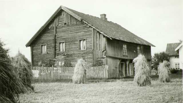 Bolig, Skulstad, Grue, Hedmark. Jorde med høystaker i forgrunnen.