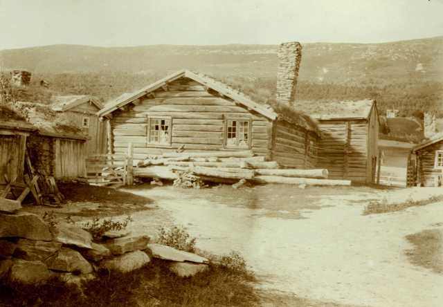 Gårdstun med gammel stue, Nestande, Lesja, Oppland. Fotografert 1910.