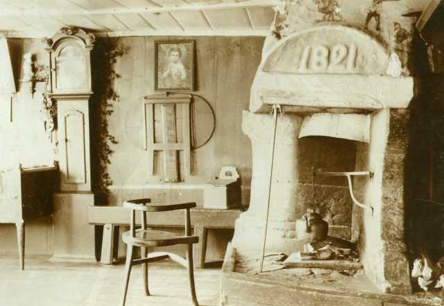 Interiør med peis datert 1821, Rønningen, Lesja, Oppland. Fotografert 1910.