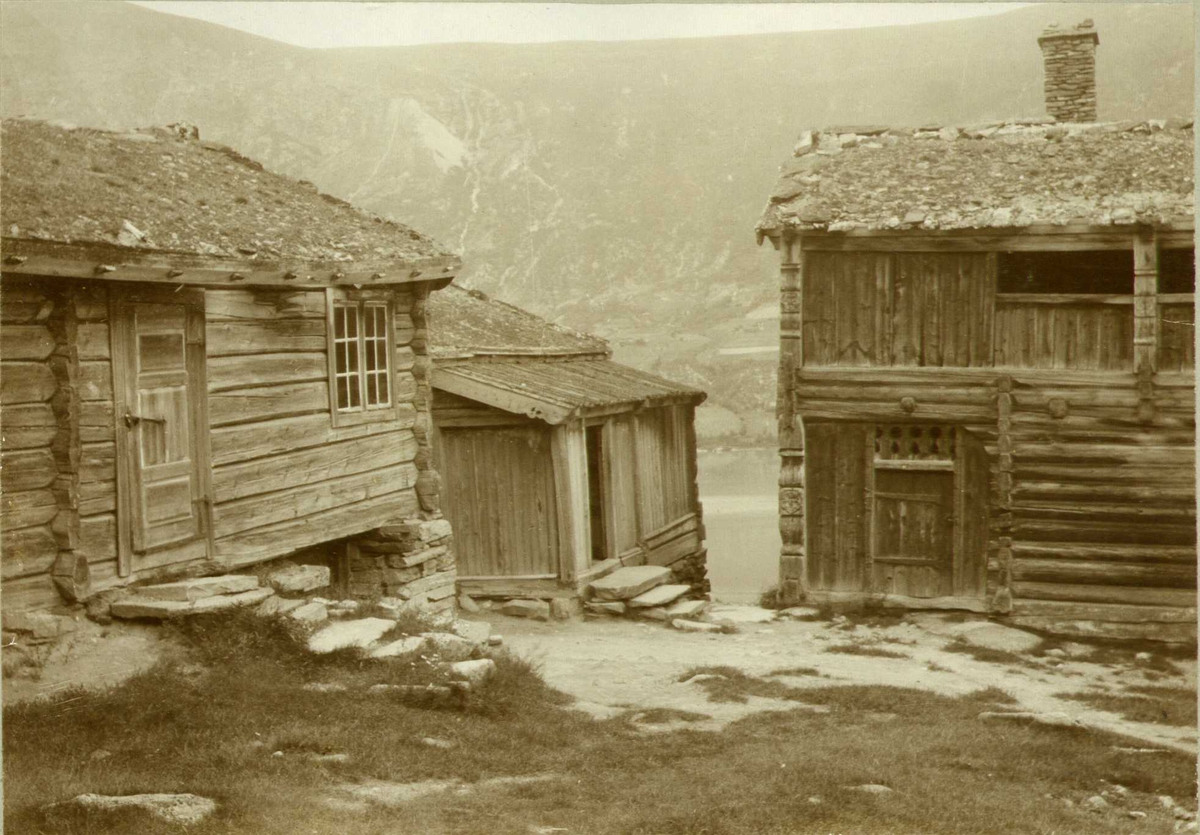 Gårdstun, Hole, Skjåk, Oppland. Fotografert 1904.