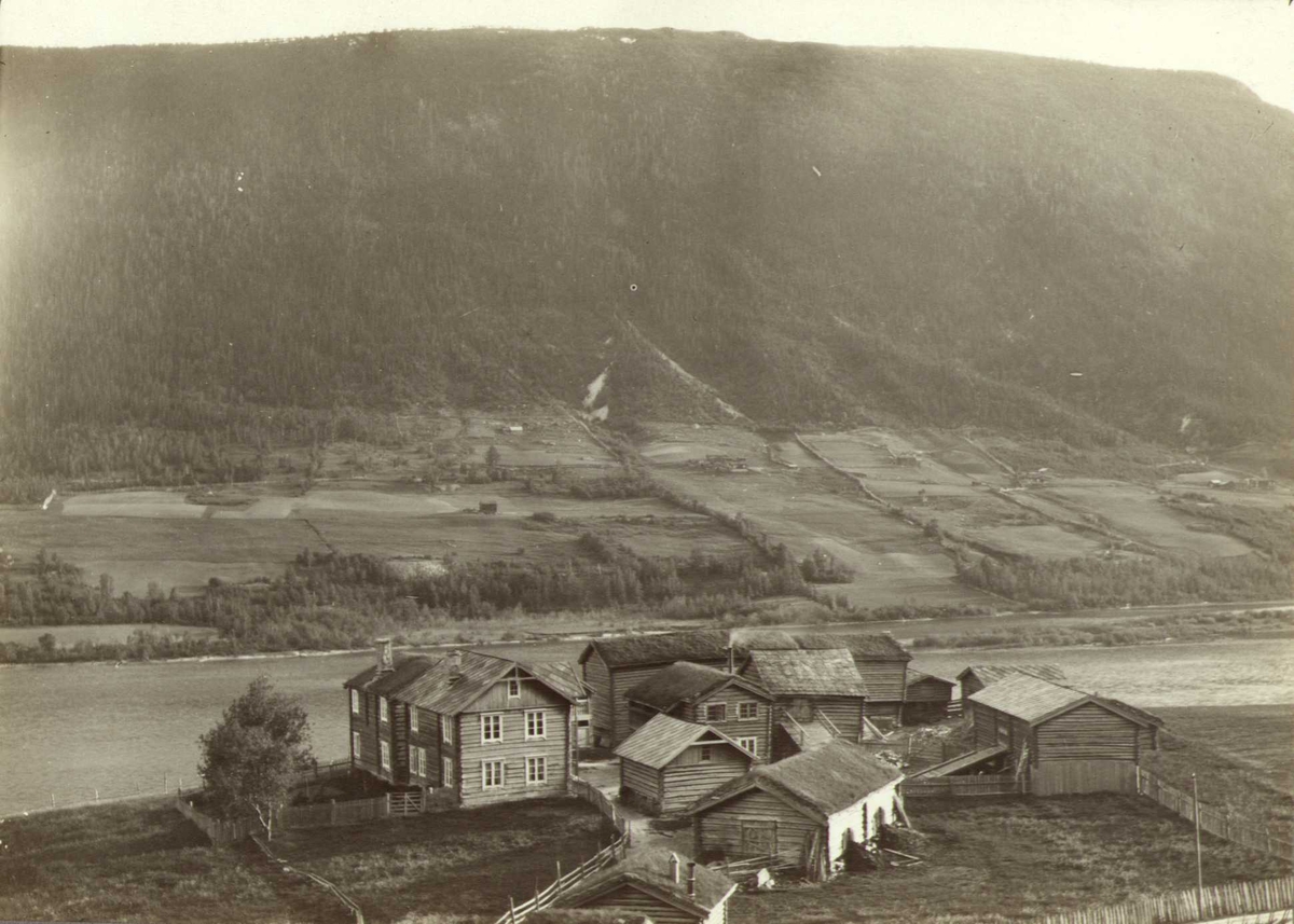 Gårdstun, Sygard Snerle, Vågå, Oppland. Fotografert 1913. Landskap med Lamsvatne i bakgrunn.