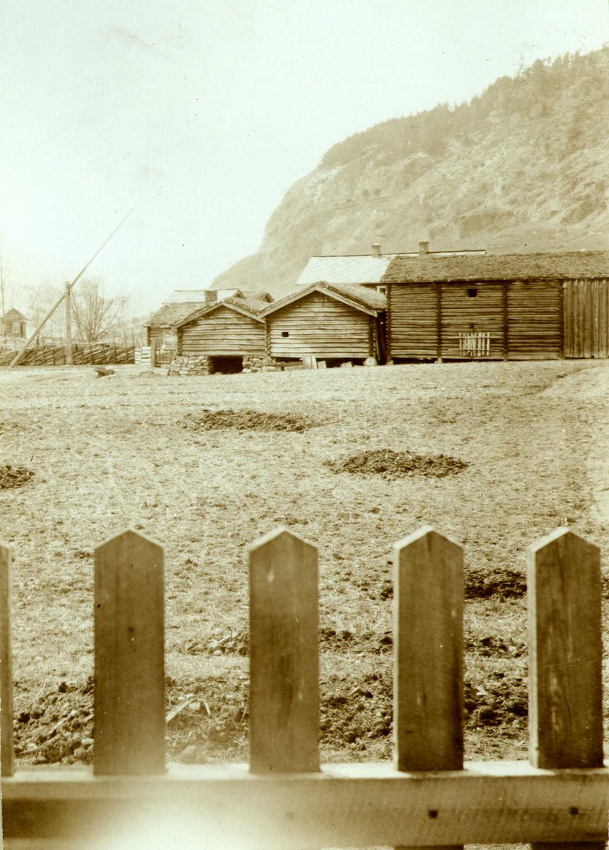 Gårdstun ved Vågåmo, Vågå, Oppland. Fotografert 1910.