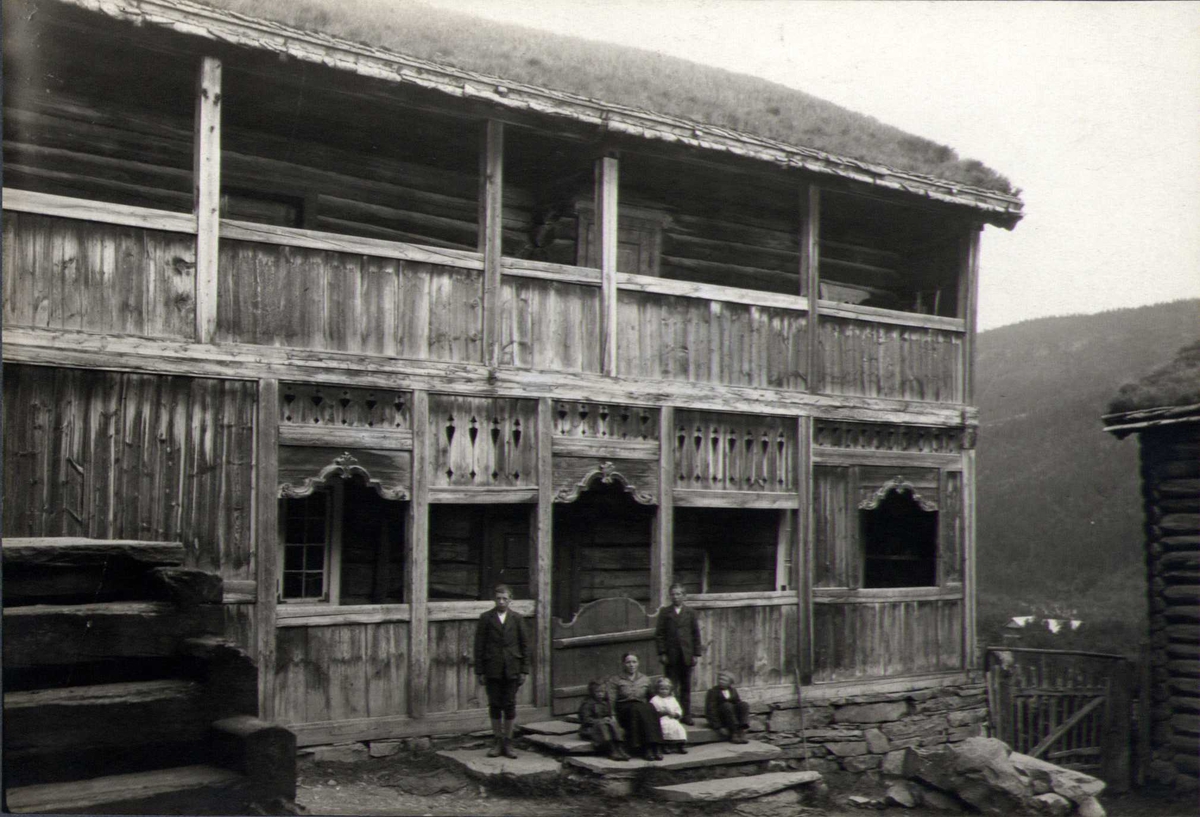 Våningshus, Harildstad, Heida, Sel, Oppland. Kvinne og fem barn på trappen.