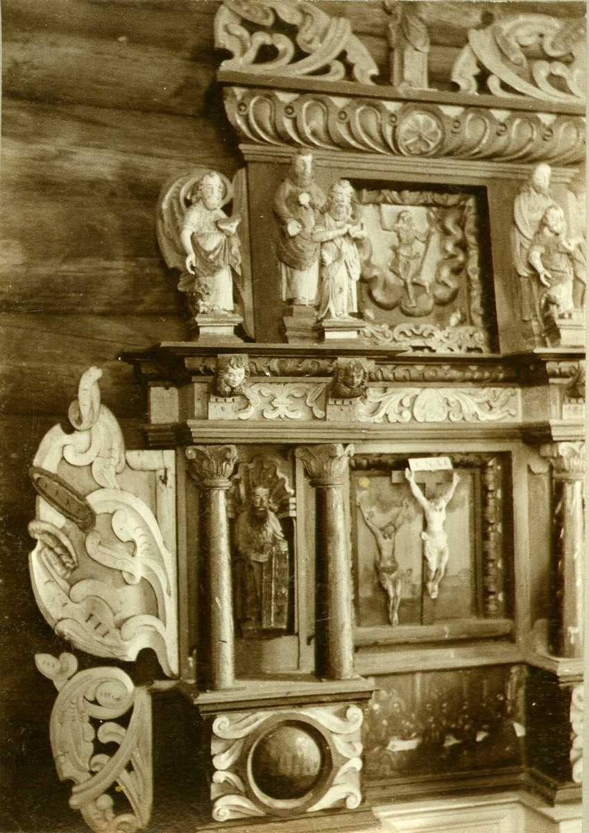 Detalj fra eldre altertavle, Sel kirke, Sel, Oppland. Fotografert 1908.