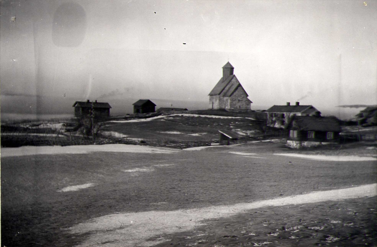 Landskap med Tingelstad kirke, Brandbu, Oppland. Fotografert 1904.