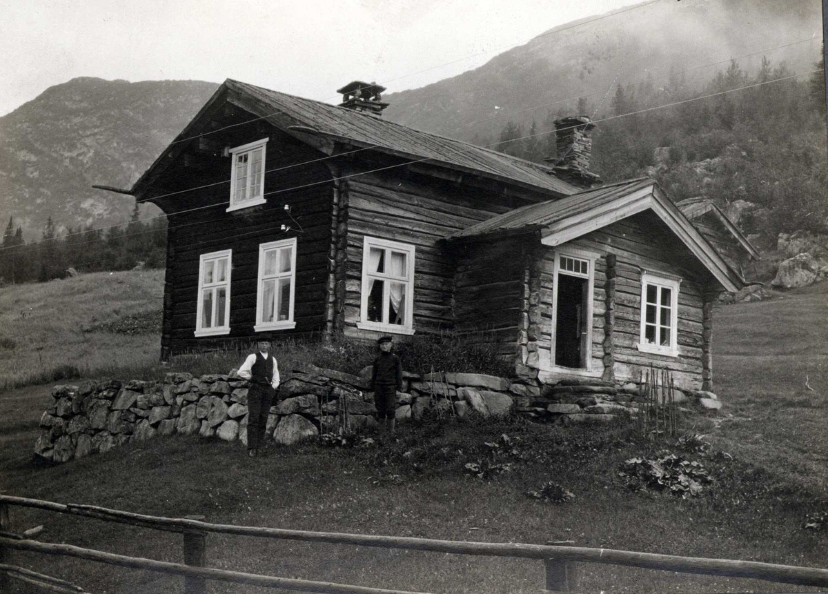 Stue fra 1856, Mårdalen, Tinn, Telemark. To unge menn foran huset.  Fotografert 1912.