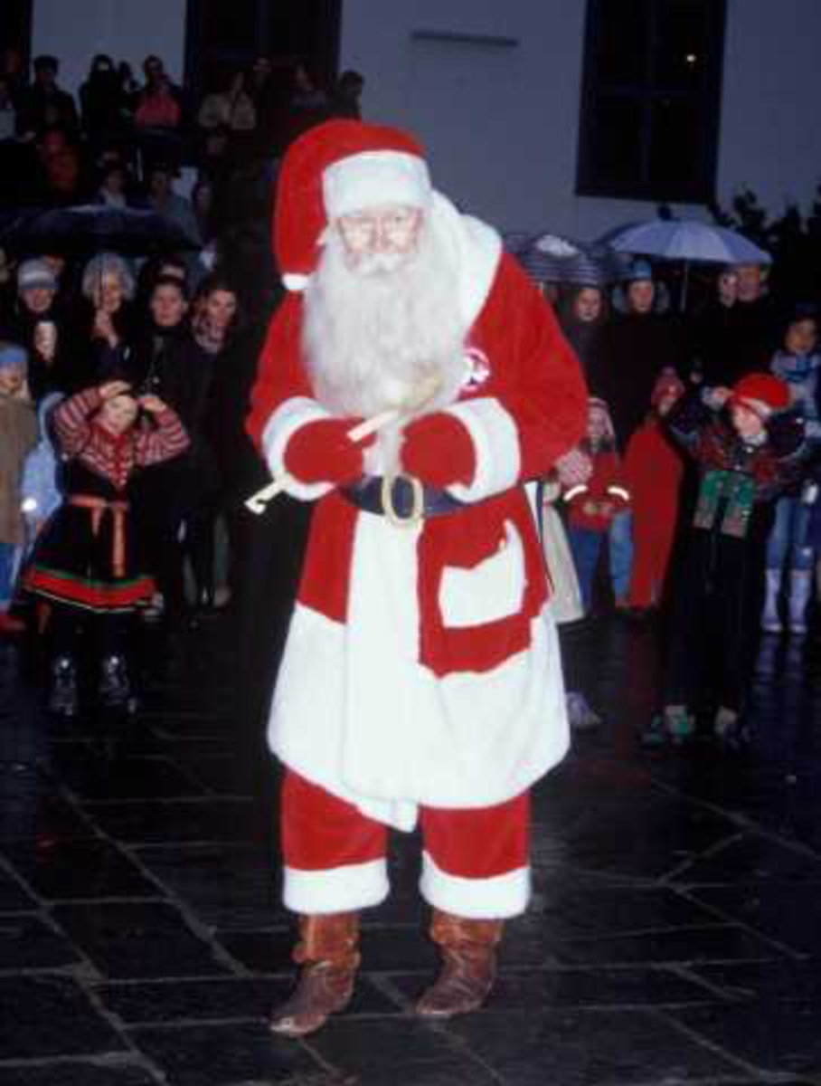 Fra julemarkedet på Norsk Folkemuseum året 2003.Julenissen i aksjon på torget.